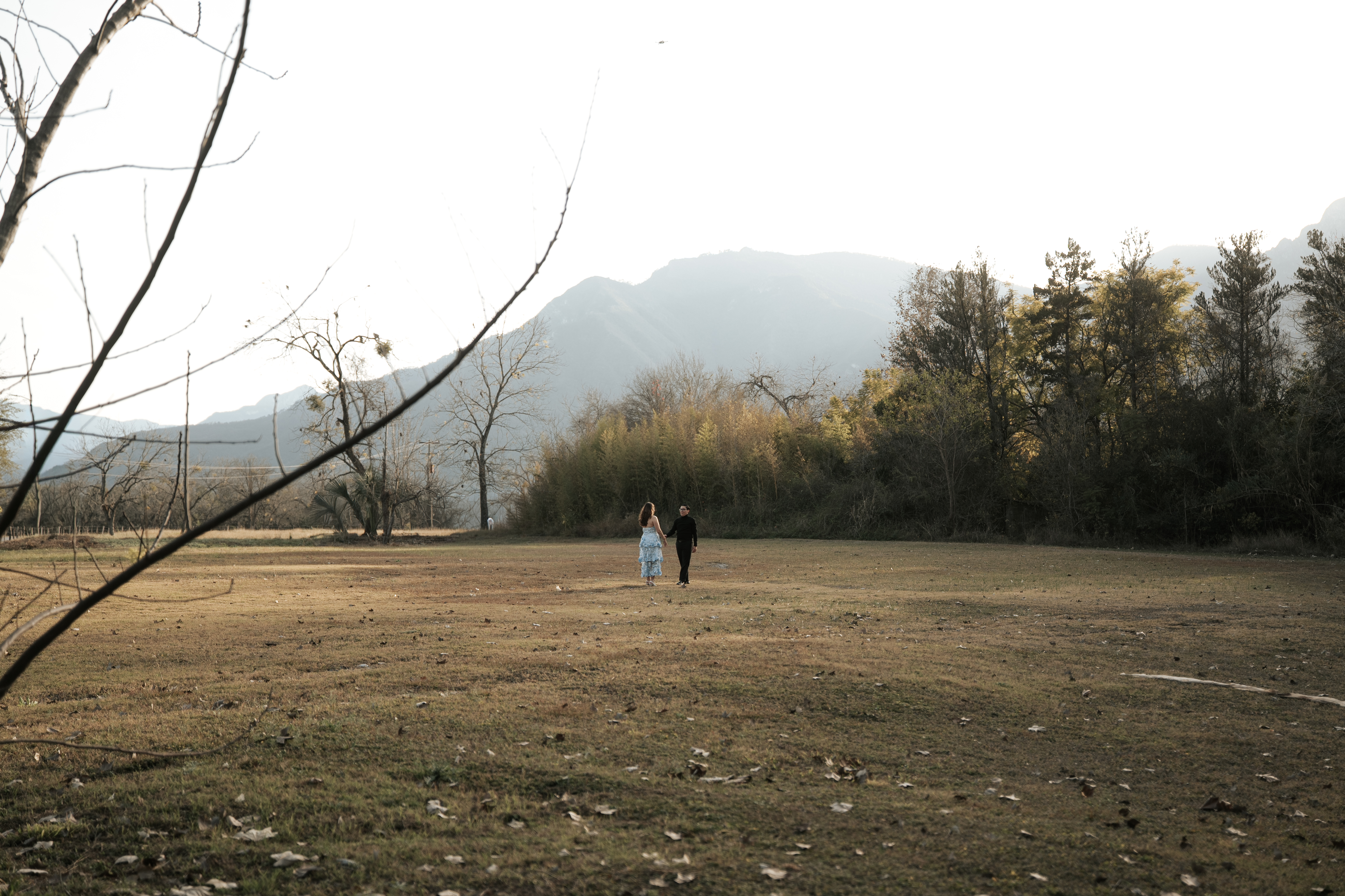 Cindy y Jorge caminando por el campo